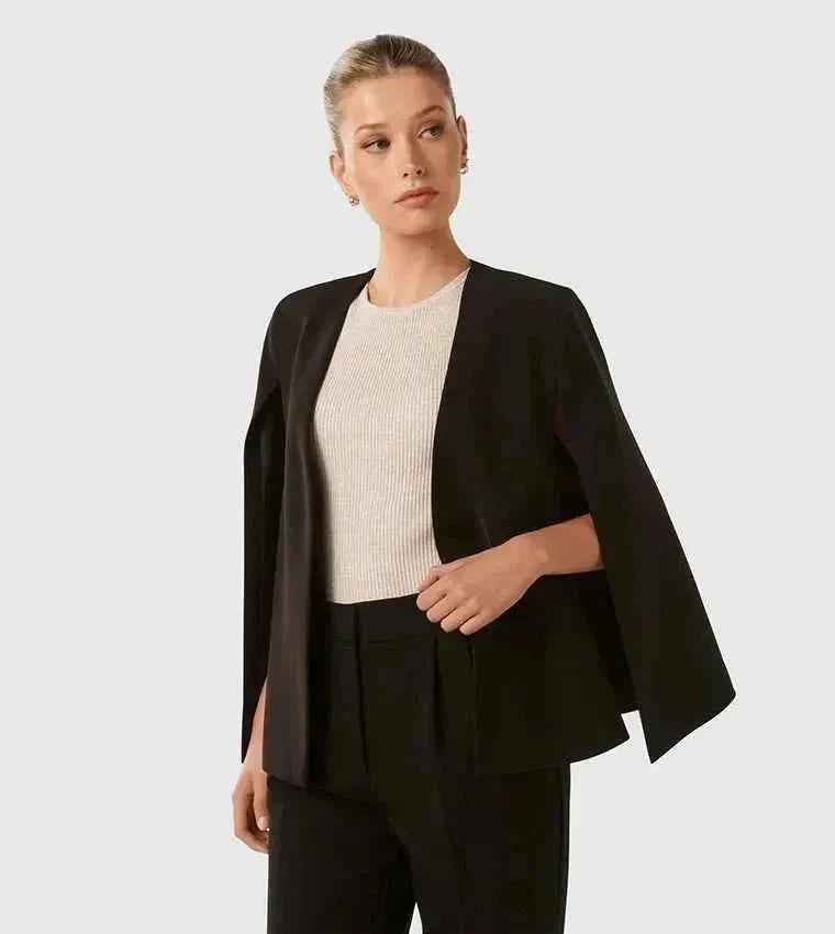 Detailopname geschlitste mouwen van de Elise dames cape blazer in wit