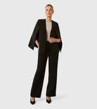 Elise cape blazer gecombineerd met pantalon — complete zakelijke look voor dames