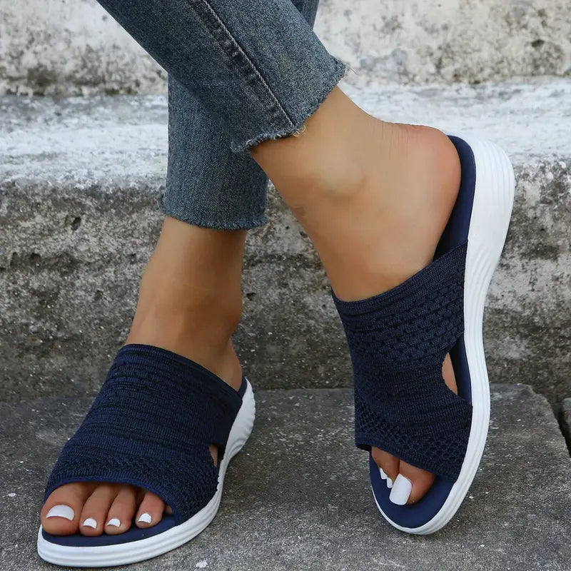 Fenna dames orthopedische slides in blauw met slip-on design en open vorm