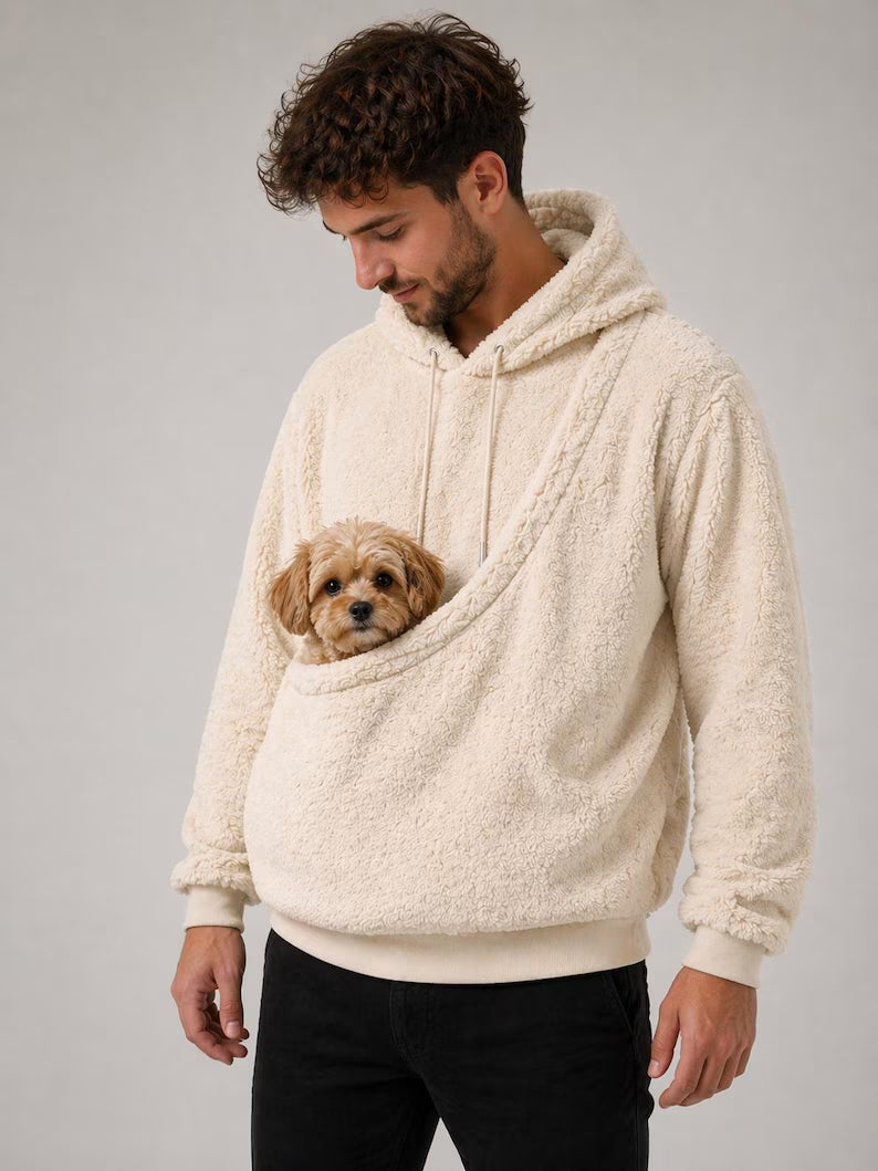 Vrouw draagt fleece hoodie met kleine hond in buikzak
