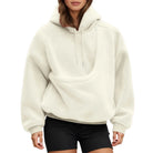 Oversized hoodie met hond erin gedragen op wandeling buiten
