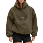 Fleece hoodie in beige met kleine hond comfortabel in de zak