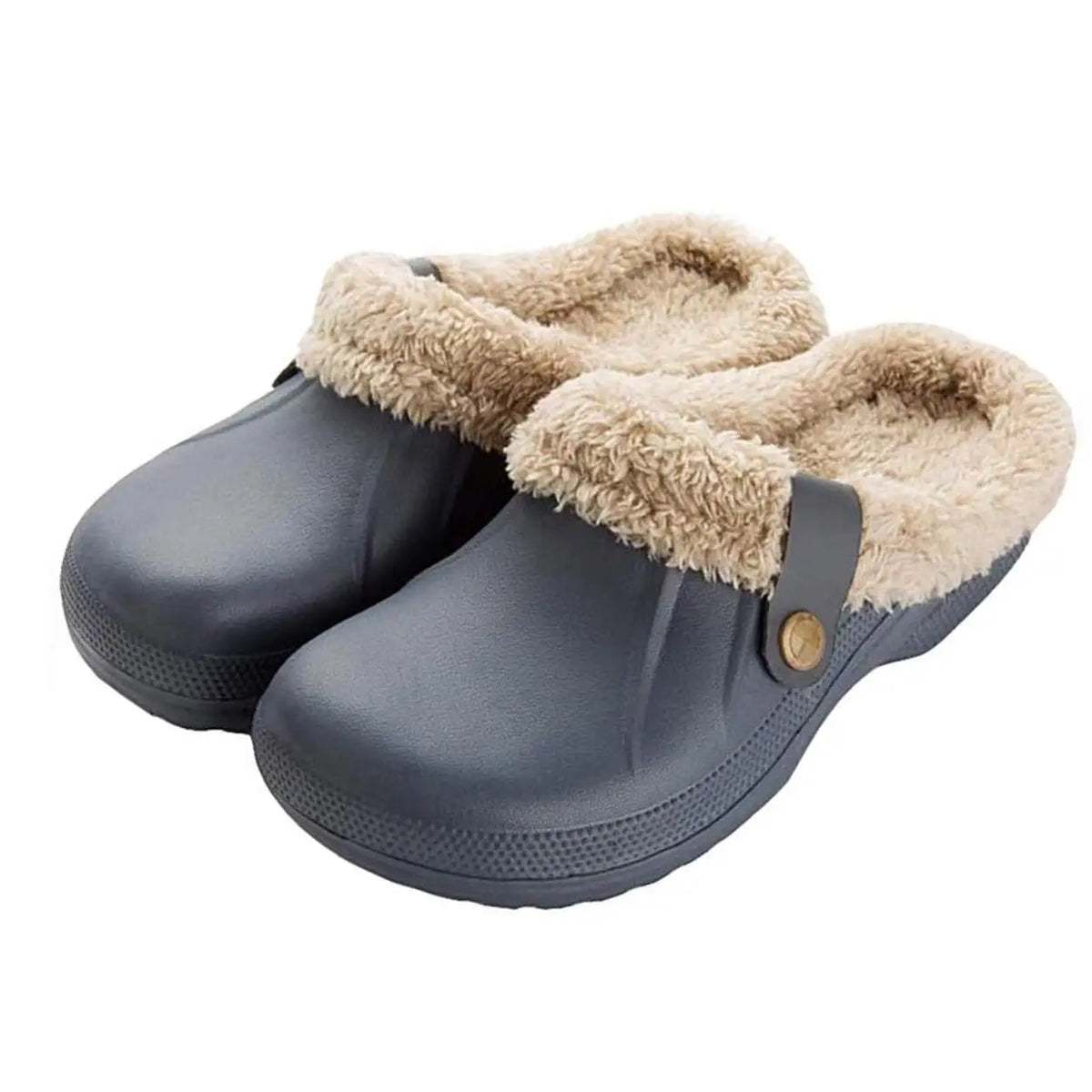Gevoerde pantoffels gedragen op veranda wintersfeer