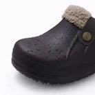 Paar pantoffels met waterafstotende PU-afwerking in bruin