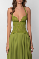 Close-up van het corset detail van de groene dames maxi jurk