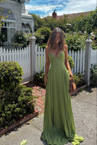 Zijaanzicht van groene geplooide maxi jurk met corsetdetail