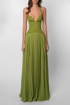 Detailopname van de geplooide rok van de groene maxi jurk