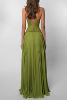 Groene corset maxi jurk gedragen op een feestelijke gelegenheid