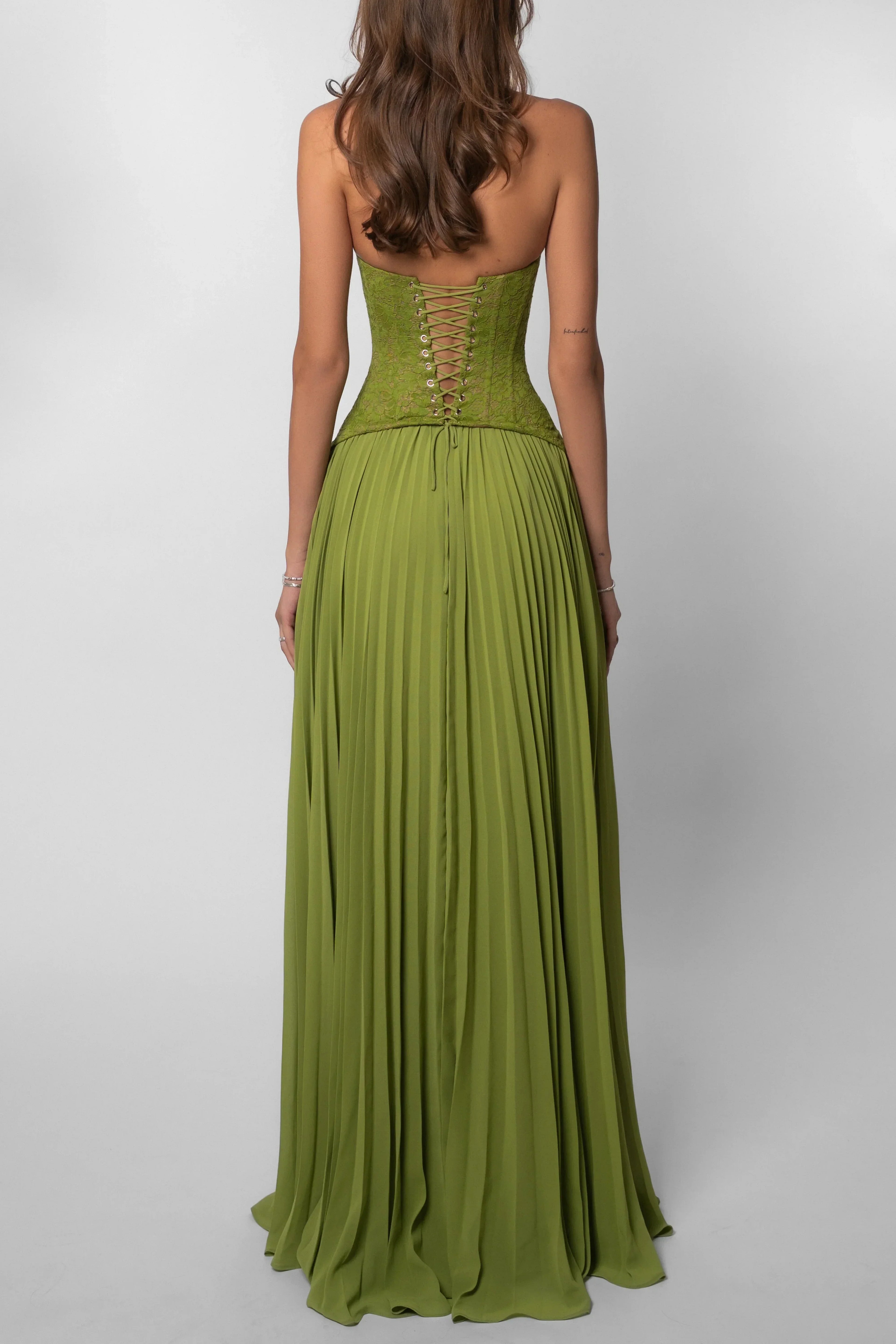 Groene corset maxi jurk gedragen op een feestelijke gelegenheid