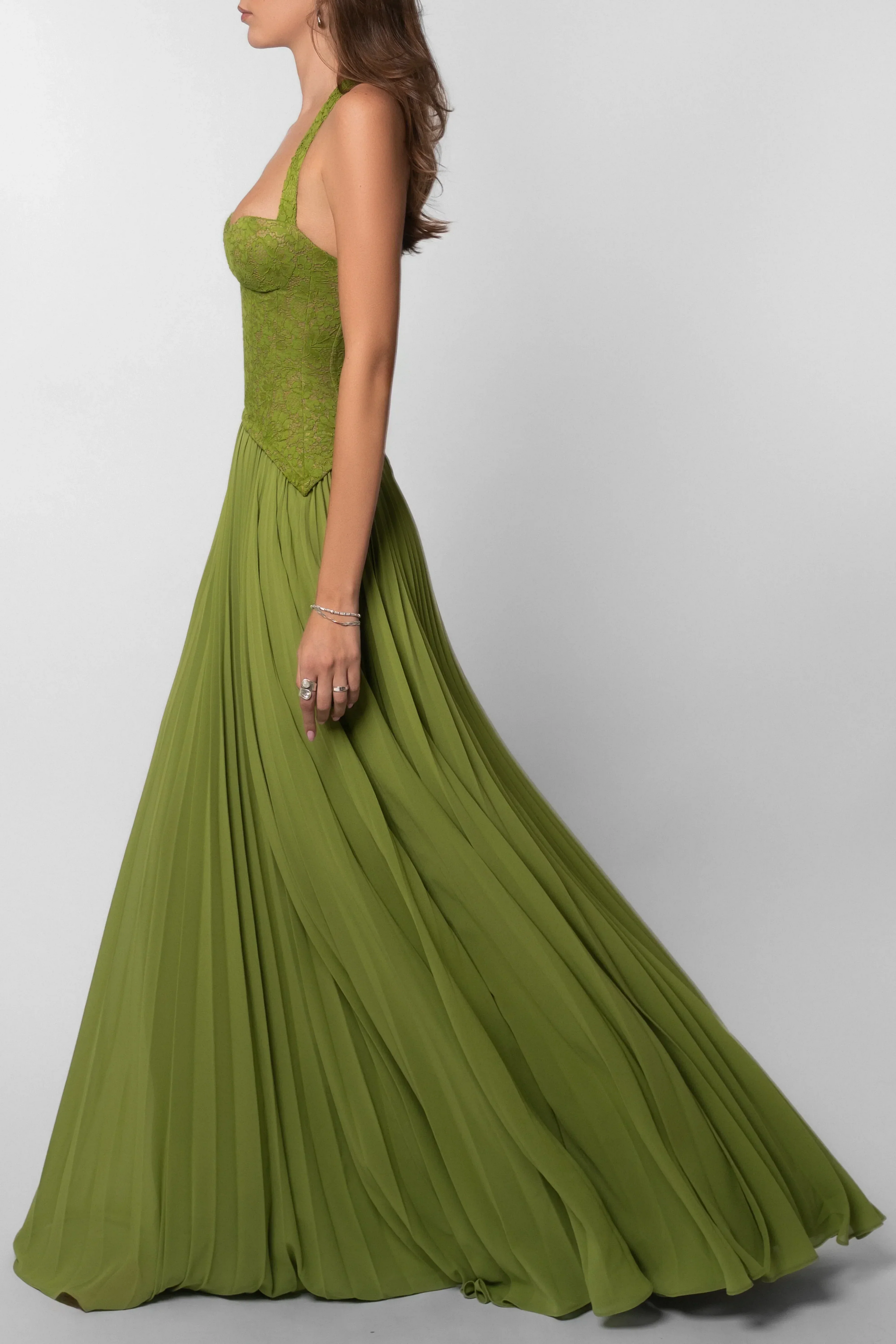 Getailleerde groene maxi jurk voor een stijlvolle zomerlook