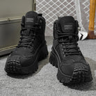 Zij-aanzicht van lichtgewicht heren sneakers met antislip rubberzool