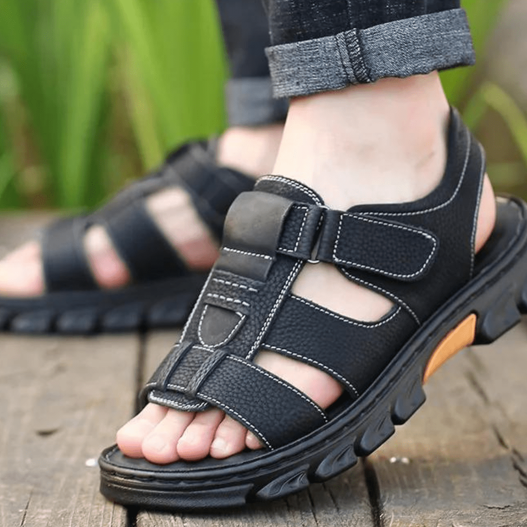 Leren heren sandalen Davio in zwart — detailopname bovenwerk