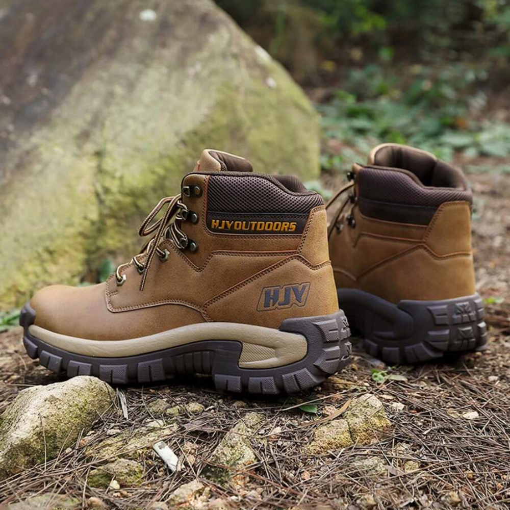 Kiran heren wandelschoenen in gebruik op modderig bospad