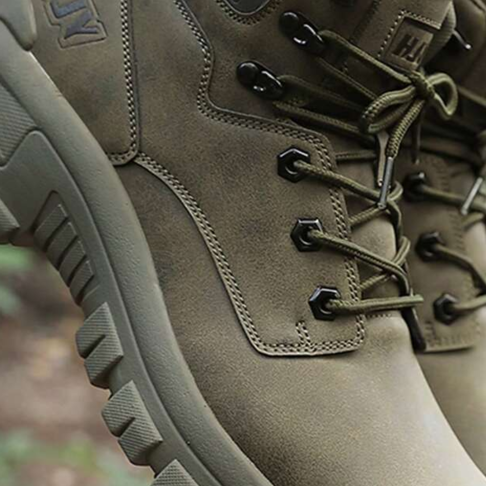 Antislip wandelschoenen heren — vetersluiting en hoge schacht detail