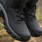 Kiran wandelschoenen voor heren in bruine kleur op rotsachtig terrein