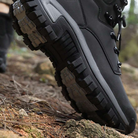 Bovenaanzicht van heren outdoor wandelschoenen met stevig vetersysteem