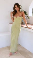 Dames maxi-jurk lichtgroen met delicate bloemenmotieven op de bandjes