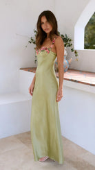 Voorkant lichtgroene maxi-jurk met sierlijke bloemendetails