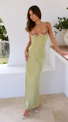 Zomerse dames maxi-jurk in lichtgroen met bloemenbandjes