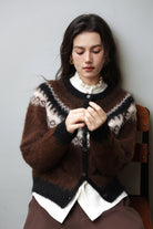 Liora gebreide cardigan koningsbruin – regular fit silhouet op model