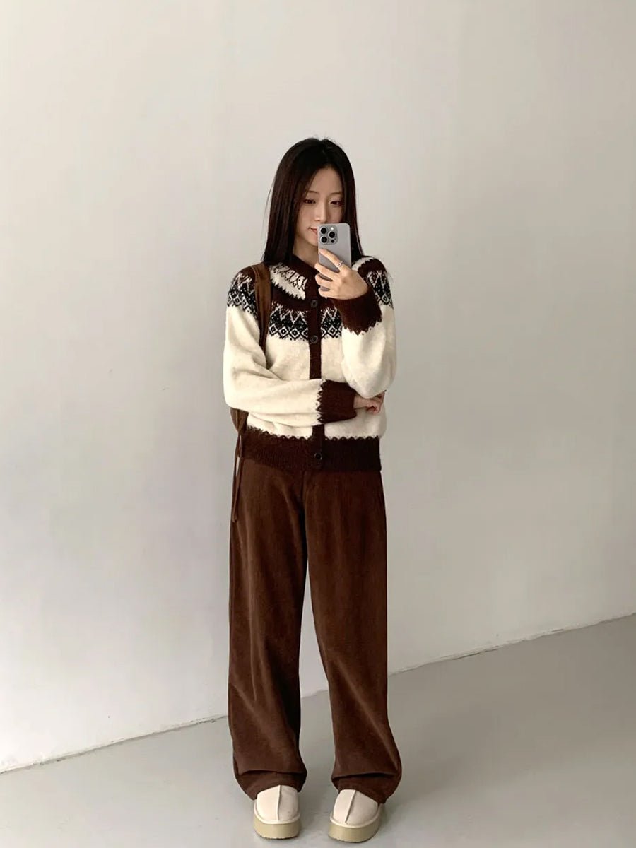 Liora wollen jacquard cardigan koningsbruin, achteraanzicht op model