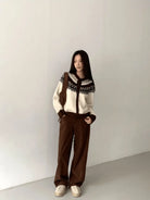 Liora cardigan beige gelaagd over een top voor dagelijks gebruik