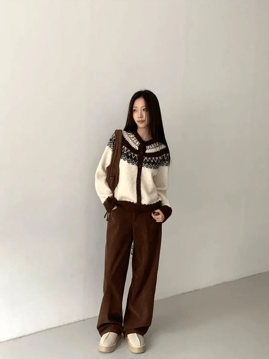 Liora cardigan beige gelaagd over een top voor dagelijks gebruik