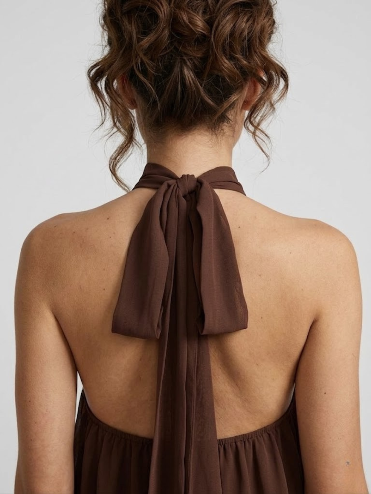 Paloma mini-jurk zwart met elegante open rug en gelaagde ruches