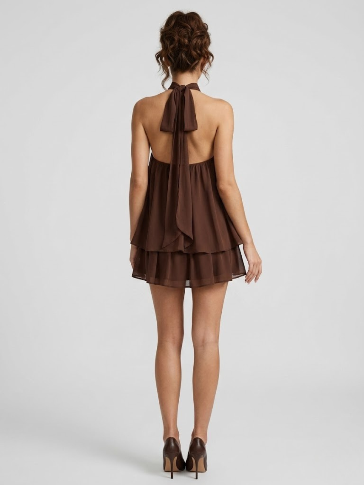 Zij-achteraanzicht Paloma mini-jurk in bruin met backless ontwerp