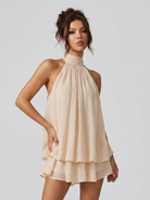 Zijdelings zicht op Paloma backless mini-jurk met gelaagde volants