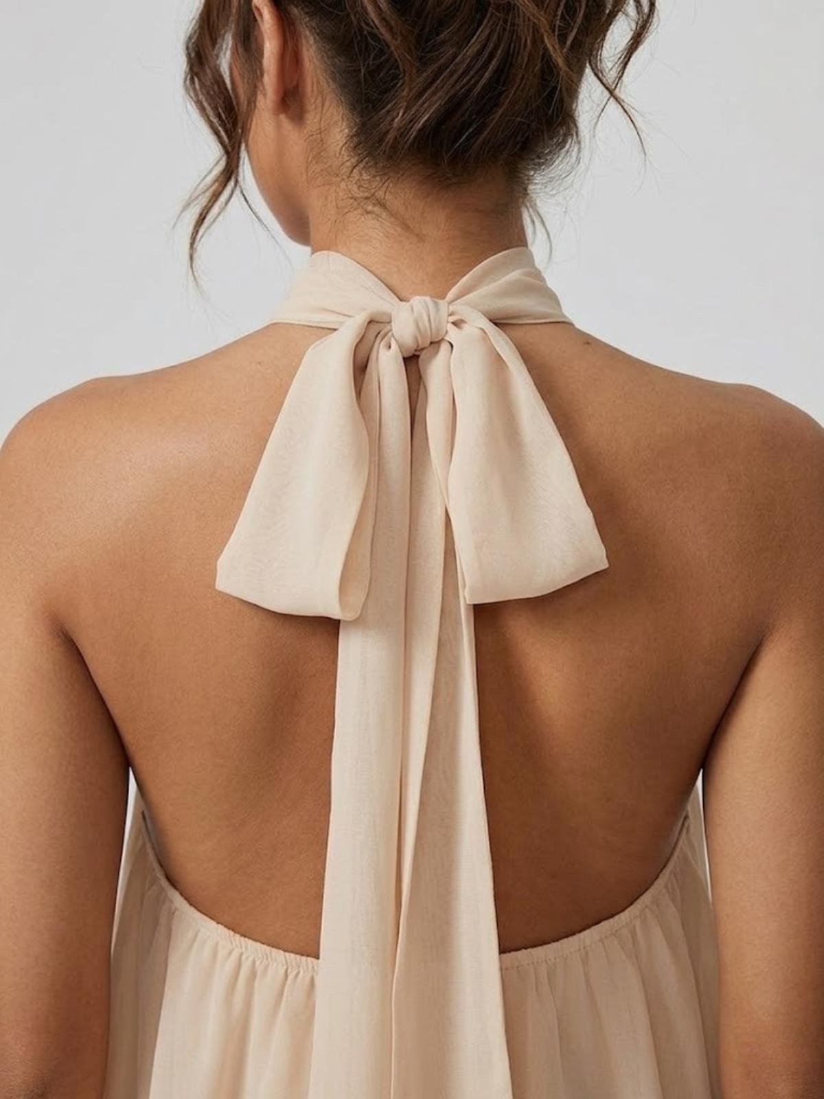Detailopname gelaagde ruches van de Paloma dames mini-jurk in bruin