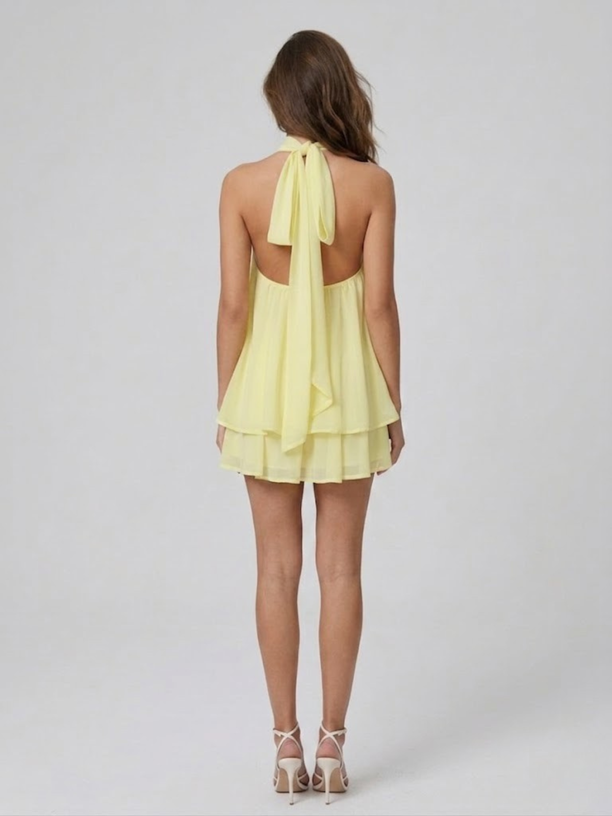 Close-up halterneck detail Paloma mini-jurk in bruin