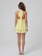 Close-up halterneck detail Paloma mini-jurk in bruin
