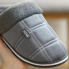 Close-up zachte katoenen buitenkant Relax pantoffels zwart