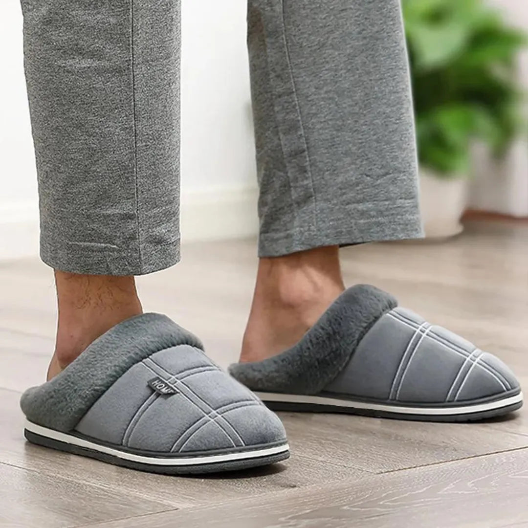 Detailopname pluche voering Relax pantoffels grijs