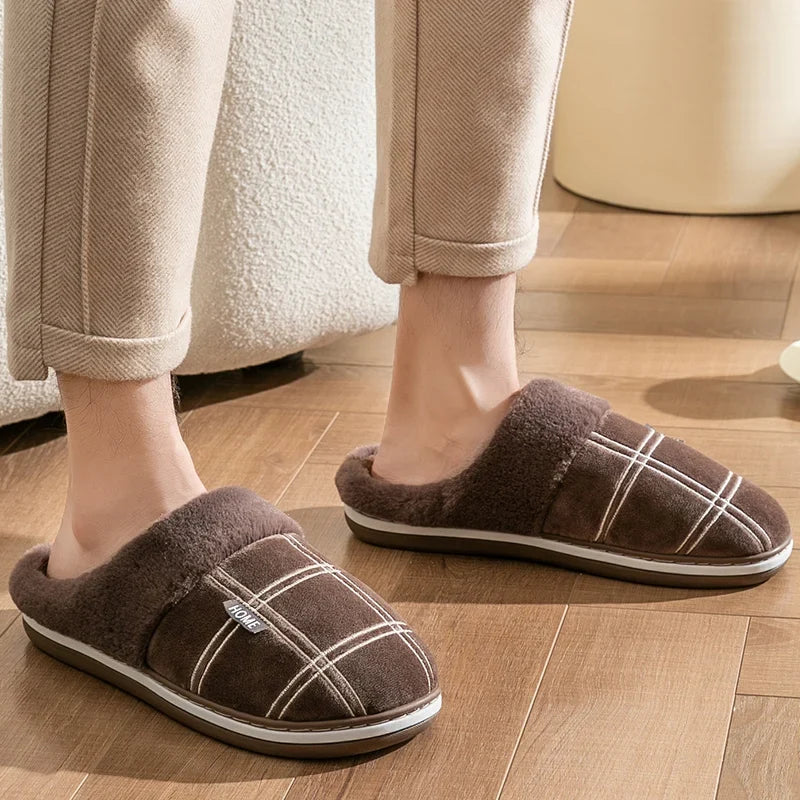 Relax pantoffels bruin op houten vloer thuissituatie