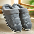 Paar Relax pantoffels in drie kleuren zwart grijs bruin