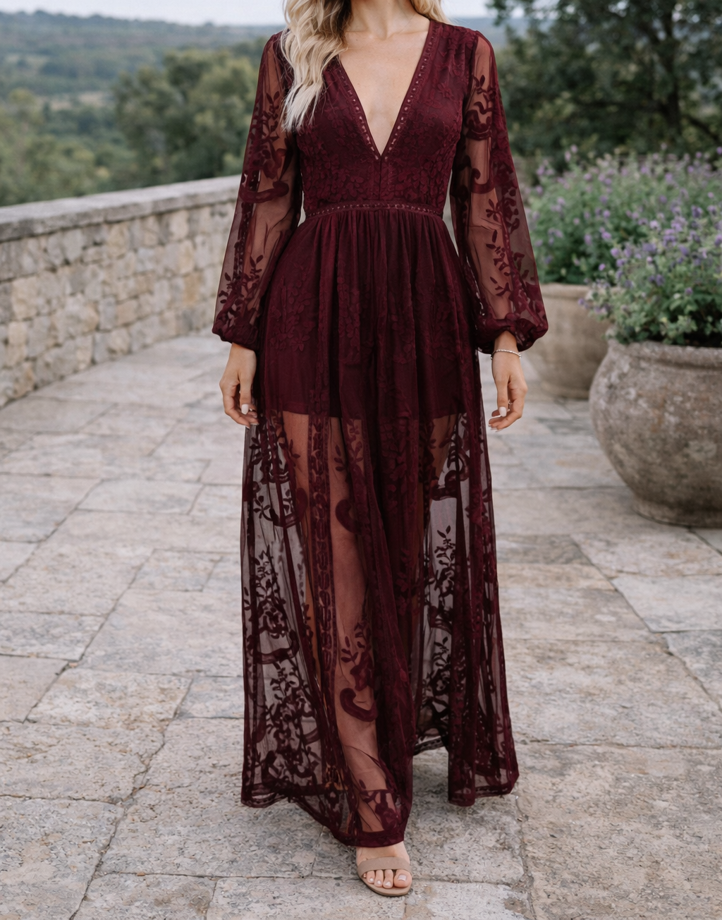 Dames maxi-jurk in bordeaux met elegant kanten ontwerp en V-hals
