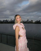 Dames mouwloze jurk met cut-out detail in roze bloemprint