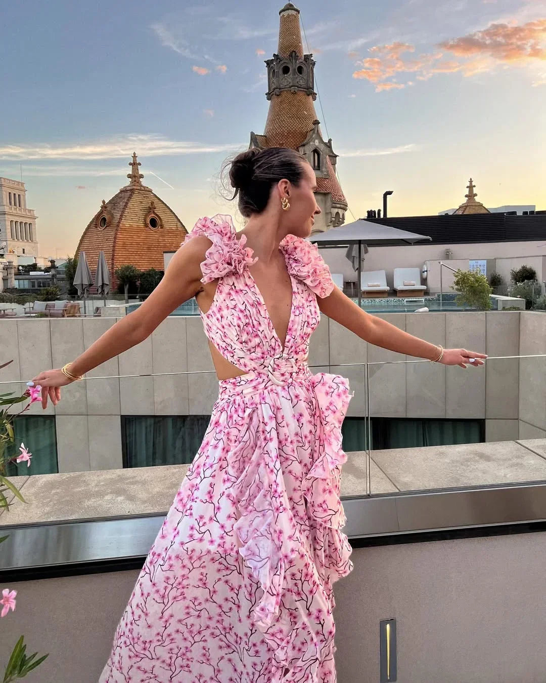 Rosalinde roze maxi-jurk achteraanzicht elegant silhouet