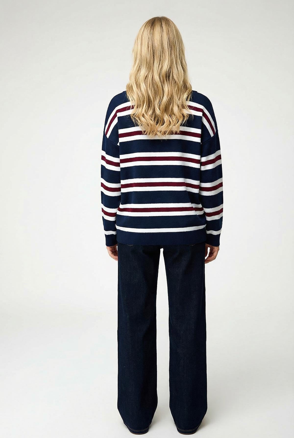Gebreide dames trui met knoopsluiting in marineblauw gestreept patroon