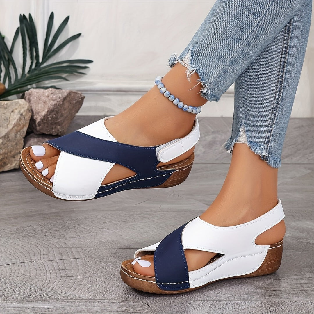 Solara sandalen gedragen tijdens dagelijks lopen op straat