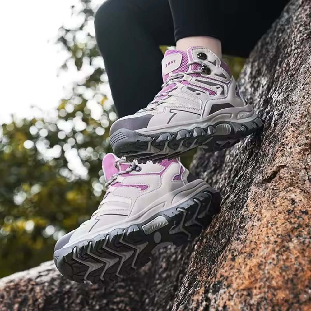 Vera dames trekkingschoenen roze gedragen tijdens wandeling in natuur