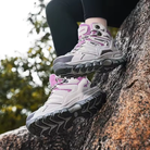 Vera dames trekkingschoenen roze gedragen tijdens wandeling in natuur