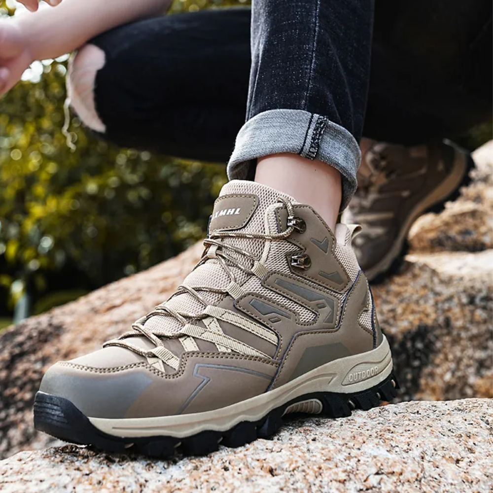 Vera dames outdoor schoenen grijs in actie op heuvelpad