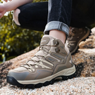 Vera dames outdoor schoenen grijs in actie op heuvelpad