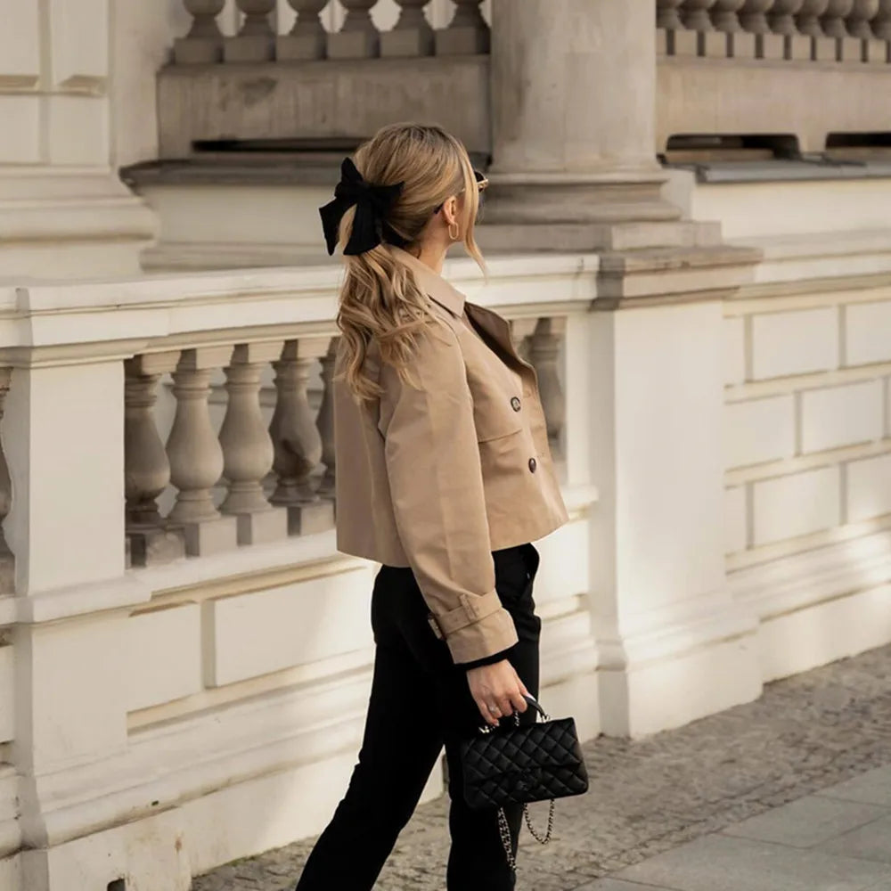 Zwart cropped jasje met hoge taille en streetwear-stijl