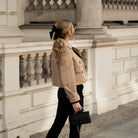 Zwart cropped jasje met hoge taille en streetwear-stijl