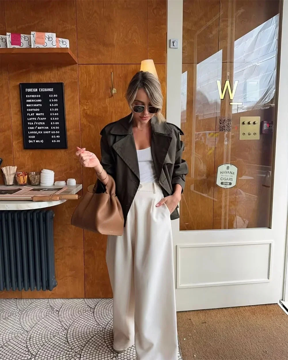 Cropped jasje khaki gedragen als layering-stuk over een top