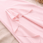 Zijaanzicht maxi jurk met hoge split en strak silhouet